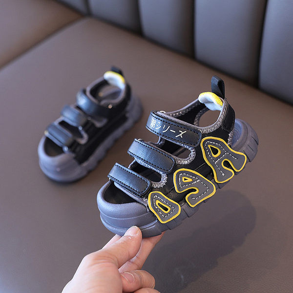 Sportske sandale sa natpisom