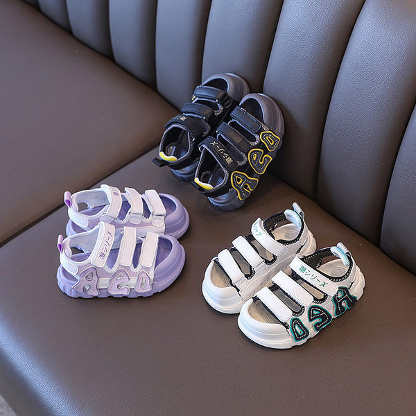 Sportske sandale sa natpisom