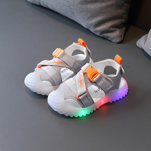 Novi model dječjih kožnih sandala sa svjetlećim đonom za dječake