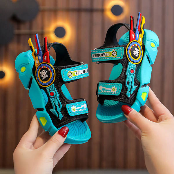 Moodsad 3D elementidega sandaalid poisile