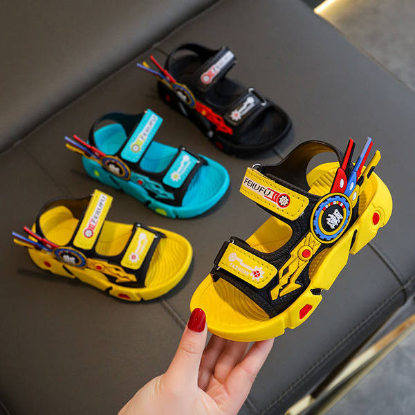 Moodsad 3D elementidega sandaalid poisile