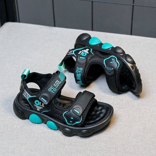 Dječje sandale sa zakrpama i ravnim potplatom