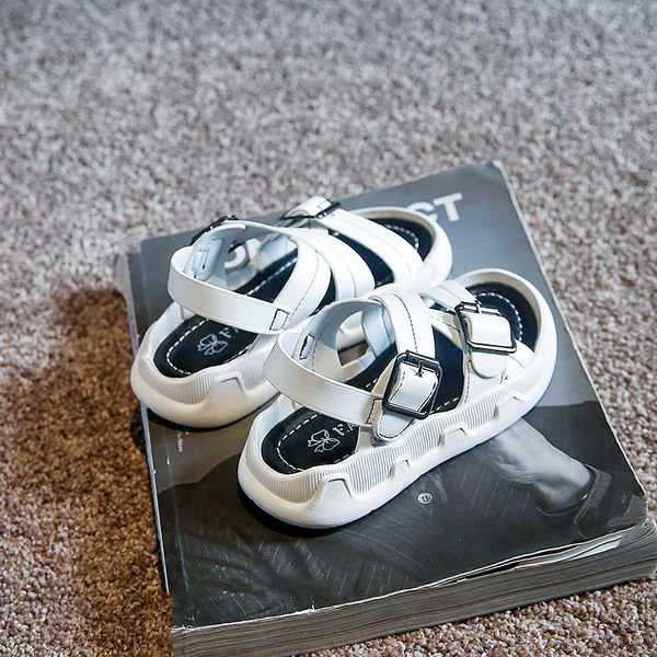 Sandale za dječake s križnim remenčićima i kopčama