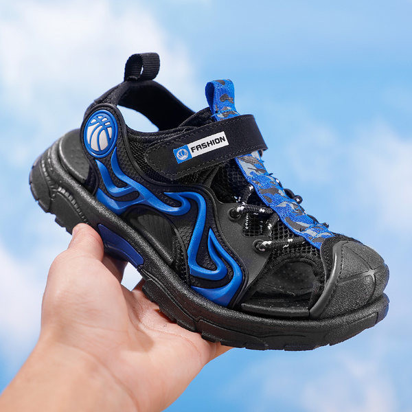 Kinnise varvaste ja kummielementidega laste sandaalid