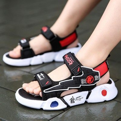 Seljajõulised poiste sandaalid 2021 Suvine uus mood keskmise stiiliga tüdrukute pehmed rannakingad lastejalatsid lastejalatsid