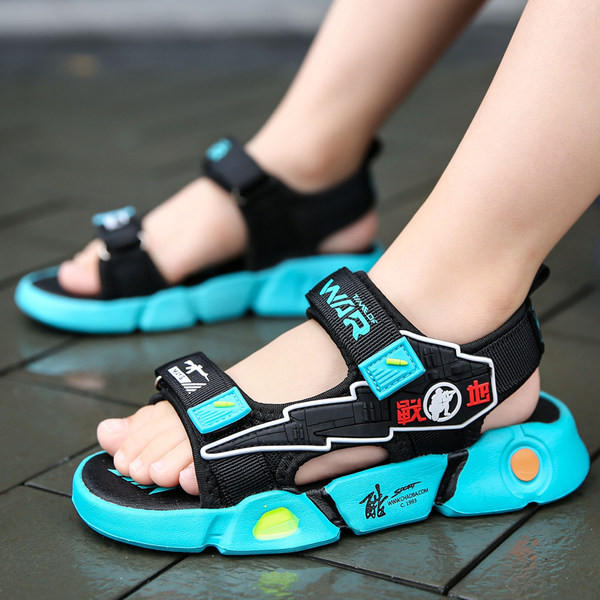 Seljajõulised poiste sandaalid 2021 Suvine uus mood keskmise stiiliga tüdrukute pehmed rannakingad lastejalatsid lastejalatsid