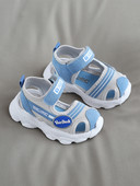 Vaikiškos vasarinės basutės uždarais pirštais