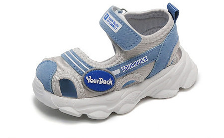 Vaikiškos vasarinės basutės uždarais pirštais