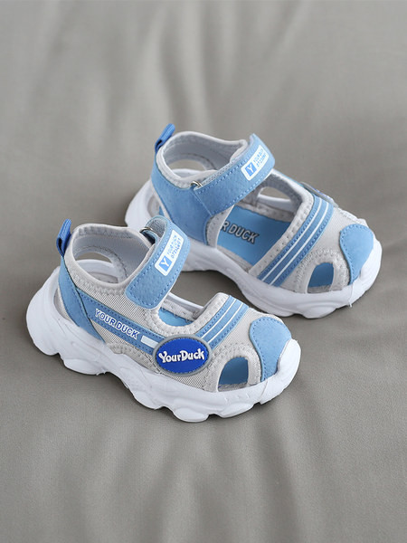 Vaikiškos vasarinės basutės uždarais pirštais