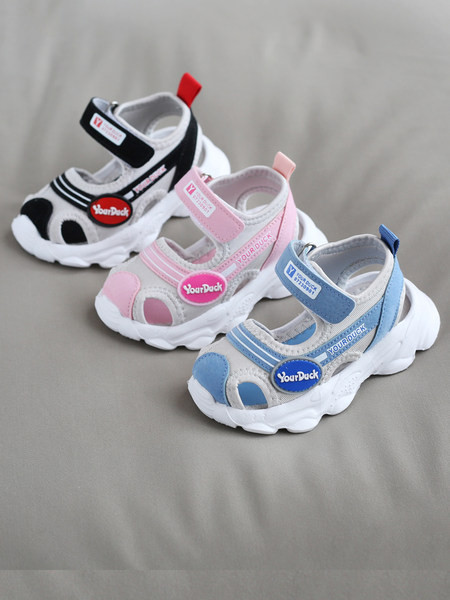 Vaikiškos vasarinės basutės uždarais pirštais