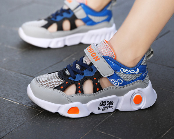 Παιδικά σανδάλια από κλειστό δίχτυ με δέσιμο με velcro και επιγραφή