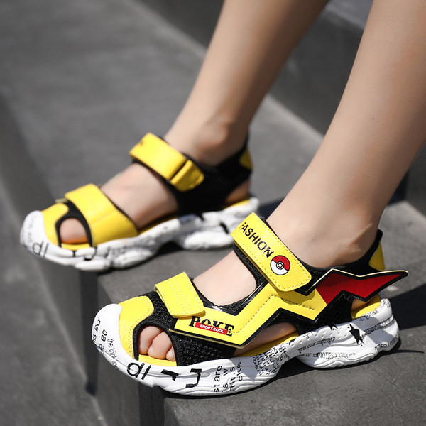 Kareda talla ja kirjaga kinnised sandaalid poistele