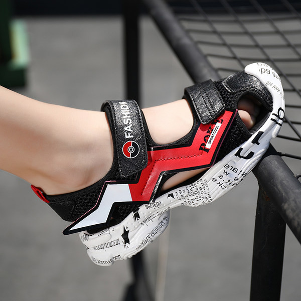 Kareda talla ja kirjaga kinnised sandaalid poistele