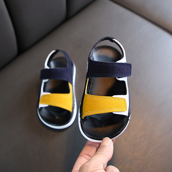 Kožne dječje sandale s ravnim potplatom i zakrpama