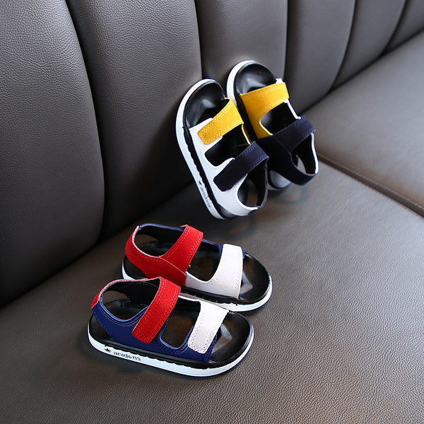 Kožne dječje sandale s ravnim potplatom i zakrpama