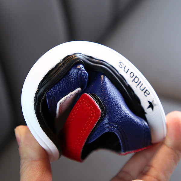 Kožne dječje sandale s ravnim potplatom i zakrpama