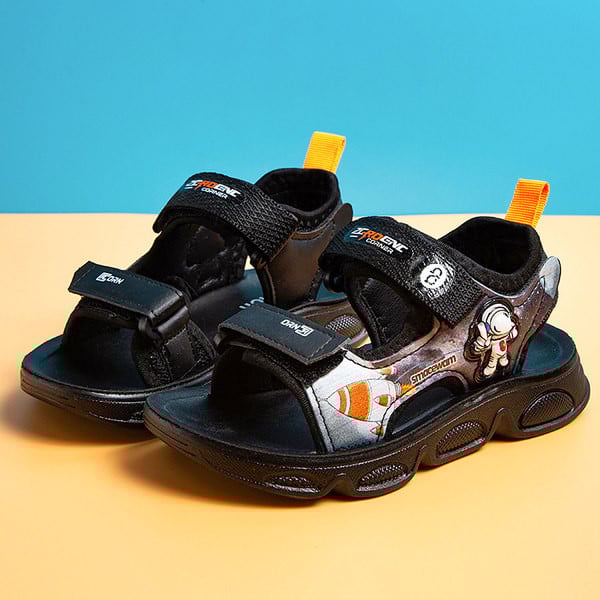 Нов модел сандали за момчета с груба подметка и гумирани елементи