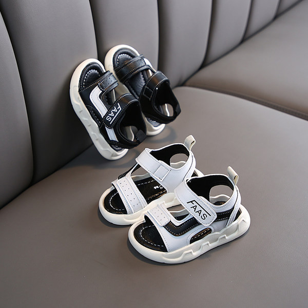 Παιδικά σανδάλια με  λουράκια βελκρό  και επιγραφές σε μαύρο και άσπρο χρώμα