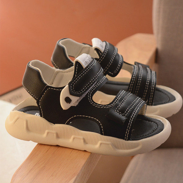 Νέο μοντέλο παιδικά σανδάλια σε λευκό και μαύρο χρώμα με  λουράκια βελκρό