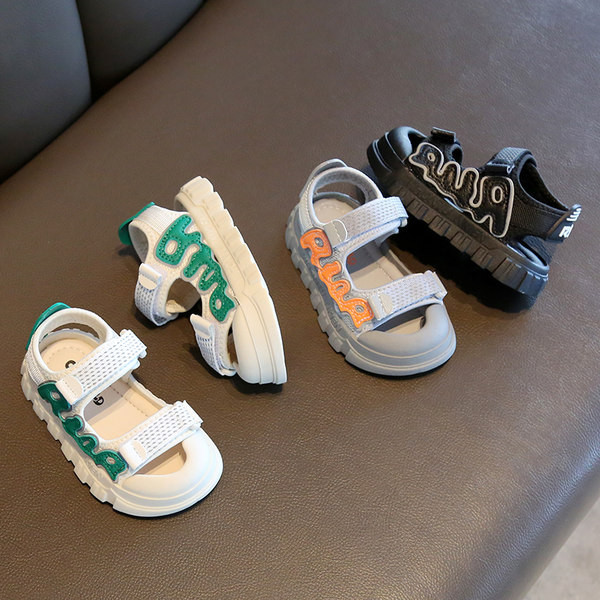 Hímzett hétköznapi gyerekszandál fiúknak