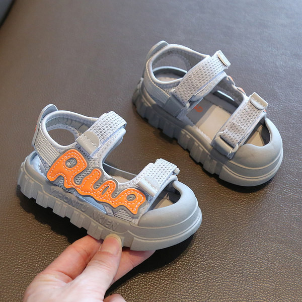 Hímzett hétköznapi gyerekszandál fiúknak