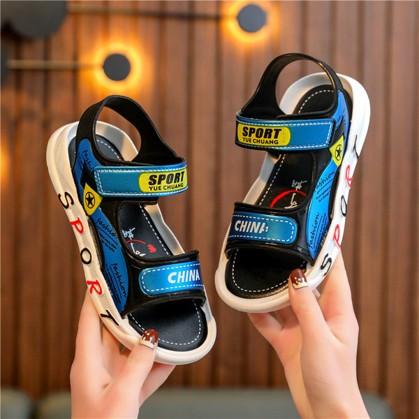 Divatos bőrszandál fiúknak tépőzárral és felirattal