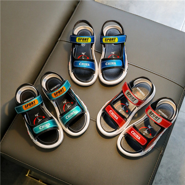 Divatos bőrszandál fiúknak tépőzárral és felirattal