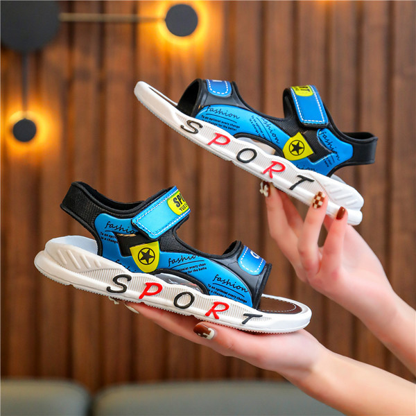 Divatos bőrszandál fiúknak tépőzárral és felirattal