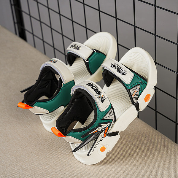 Modern fiú szandál tépőzárral és rátéttel