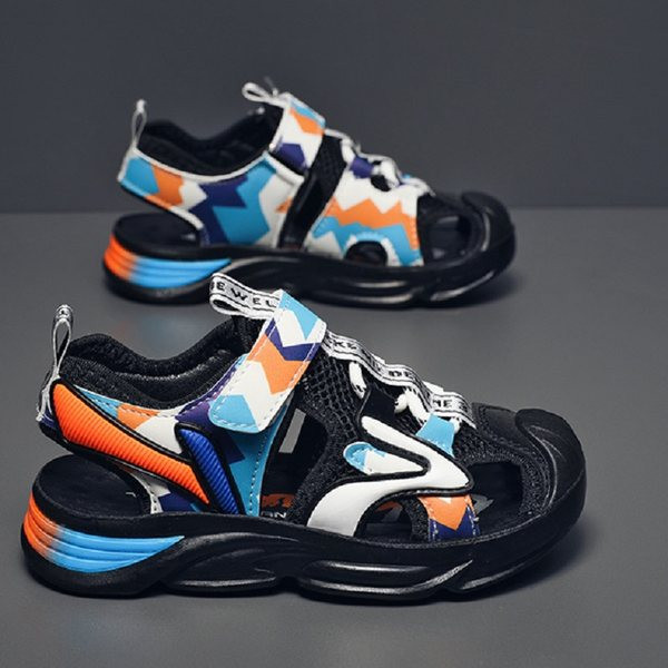 Légáteresztő anyagból készült zárt gyerekszandál fiúknak tépőzárral