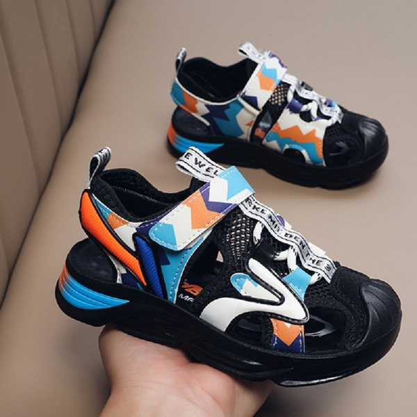 Légáteresztő anyagból készült zárt gyerekszandál fiúknak tépőzárral