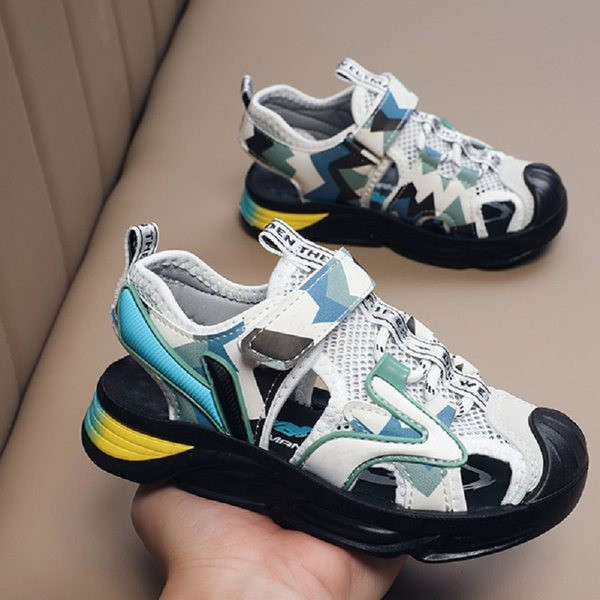 Légáteresztő anyagból készült zárt gyerekszandál fiúknak tépőzárral