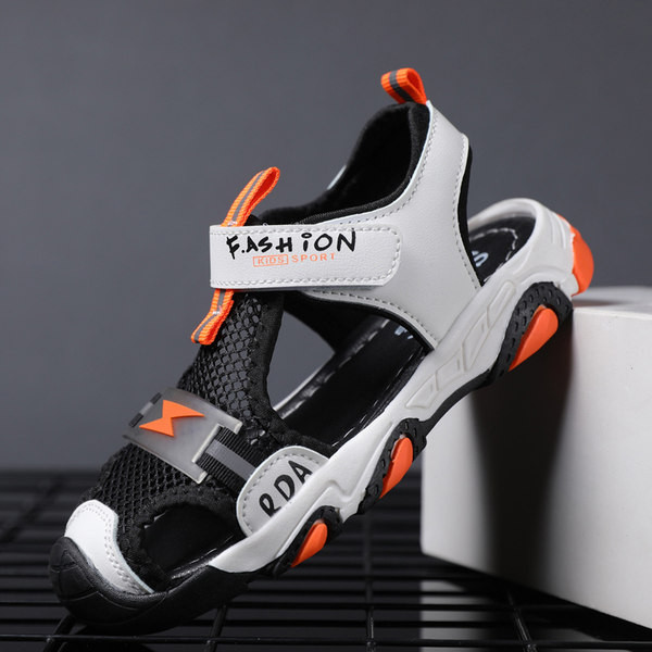 Затворени мрежести сандали с велкро лепенки и груба подметка 