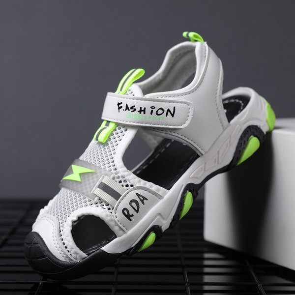 Затворени мрежести сандали с велкро лепенки и груба подметка 