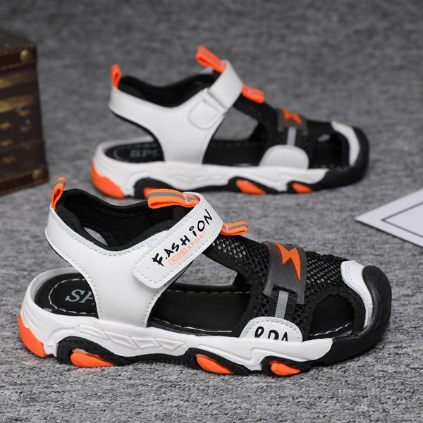 Затворени мрежести сандали с велкро лепенки и груба подметка 