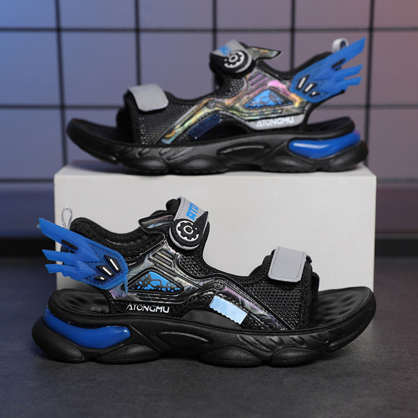 Új fiú szandál modell 3D díszítéssel és tépőzárral