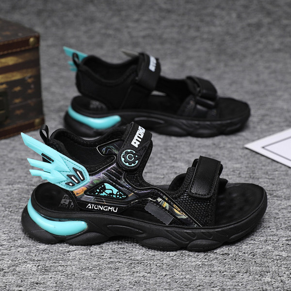 Új fiú szandál modell 3D díszítéssel és tépőzárral