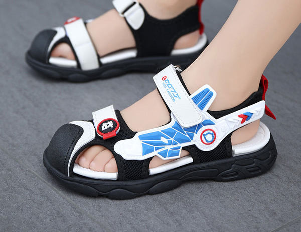 Zárt gyerekszandál fiúknak rátéttel