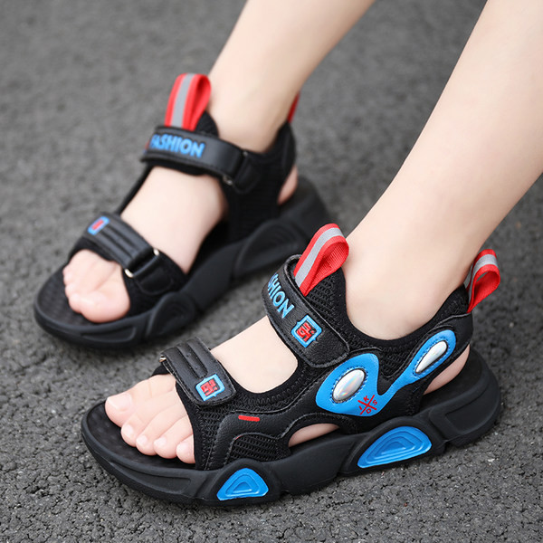 Új, lapos talpú fiú szandál modell, feliratos tépőzáras matricákkal