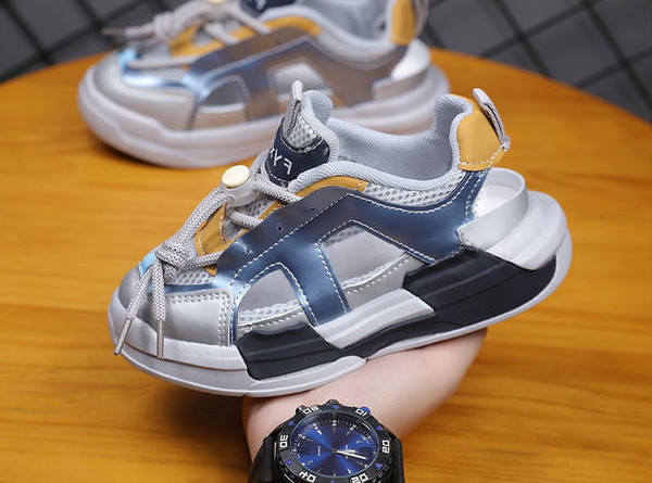 Zárt gyerekszandál hálós anyagból, fűzővel