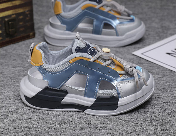 Zárt gyerekszandál hálós anyagból, fűzővel