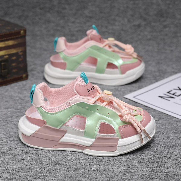 Zárt gyerekszandál hálós anyagból, fűzővel