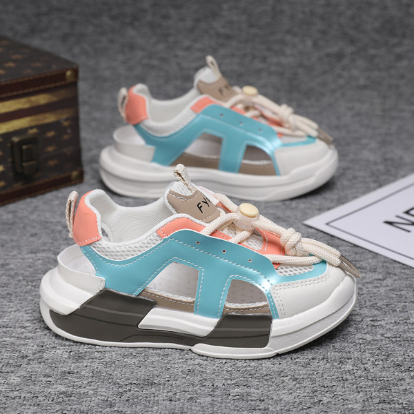 Zárt gyerekszandál hálós anyagból, fűzővel