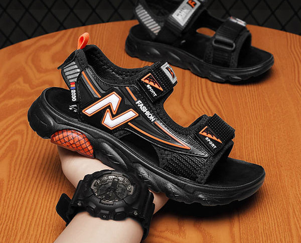 Μοντέρνα παιδικά σανδάλια για αγόρια με επιγραφή