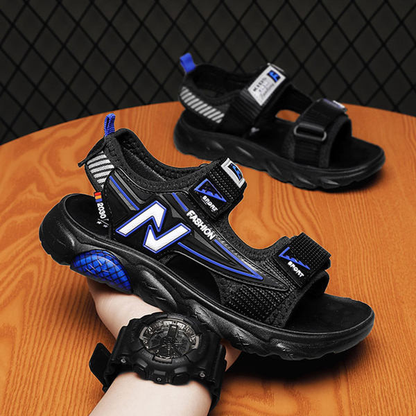 Μοντέρνα παιδικά σανδάλια για αγόρια με επιγραφή