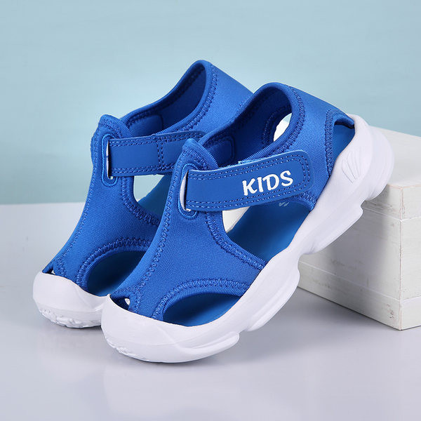 Zárt textil szandál fiúknak felirattal