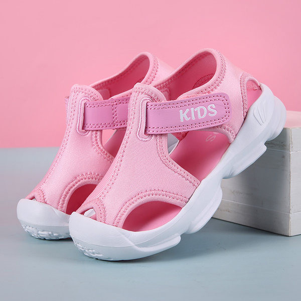 Zárt textil szandál fiúknak felirattal