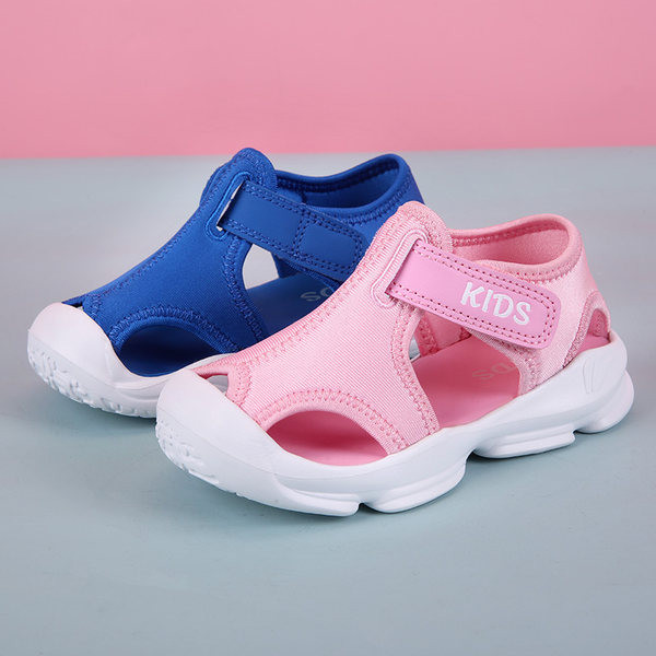 Zárt textil szandál fiúknak felirattal