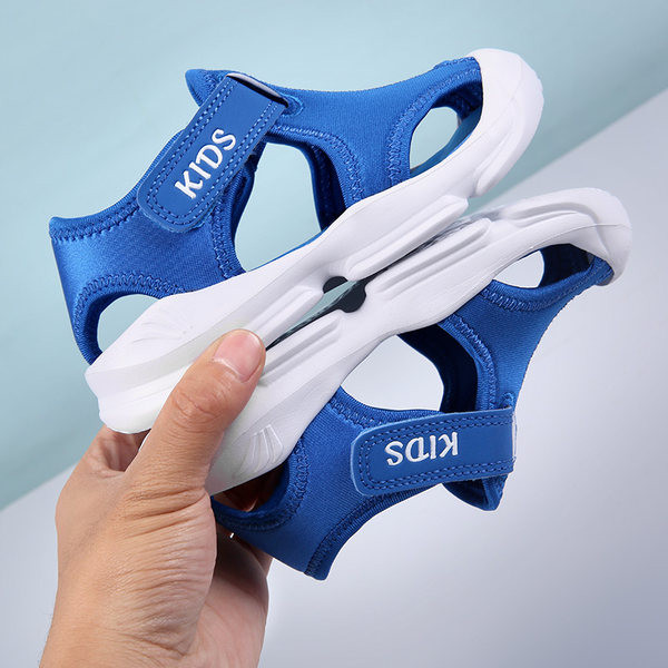 Zárt textil szandál fiúknak felirattal