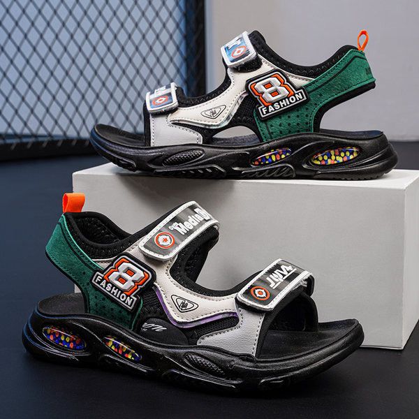 Új szandál modell fiúknak felirattal és durva talppal